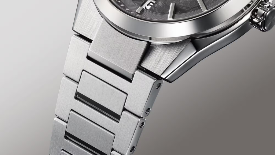 Elegant metal band of the watch